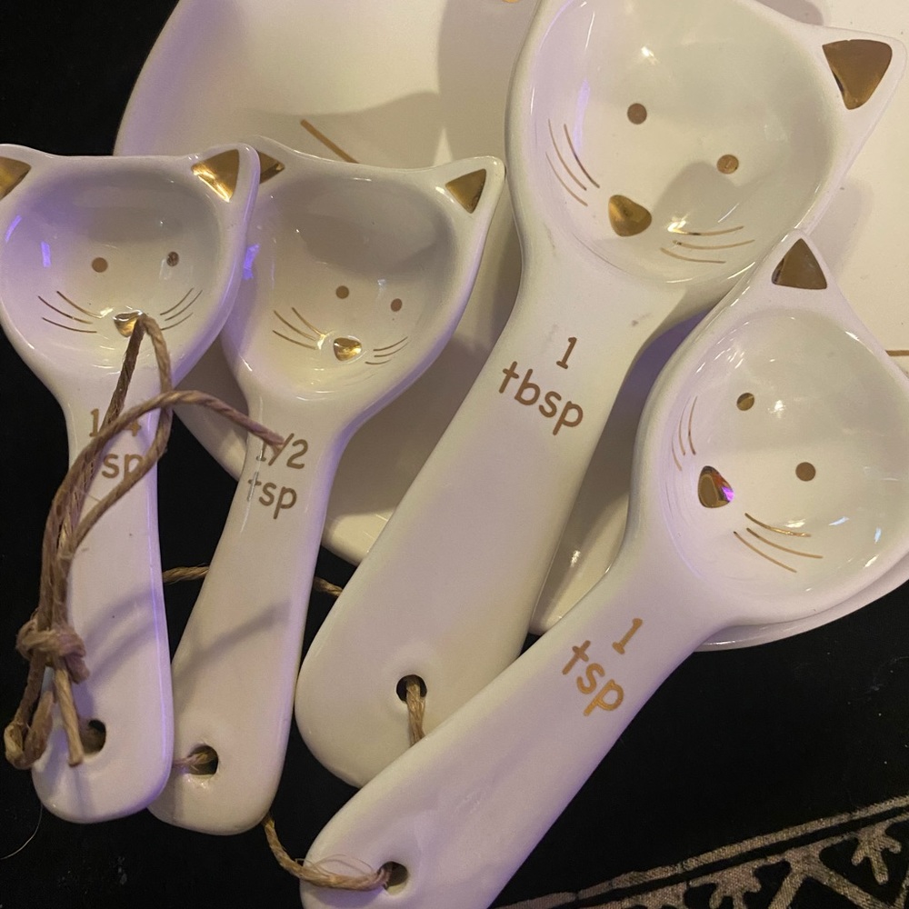 White Ceramic Kitty Cat Spoon Rest and Measuring Spoon Set.